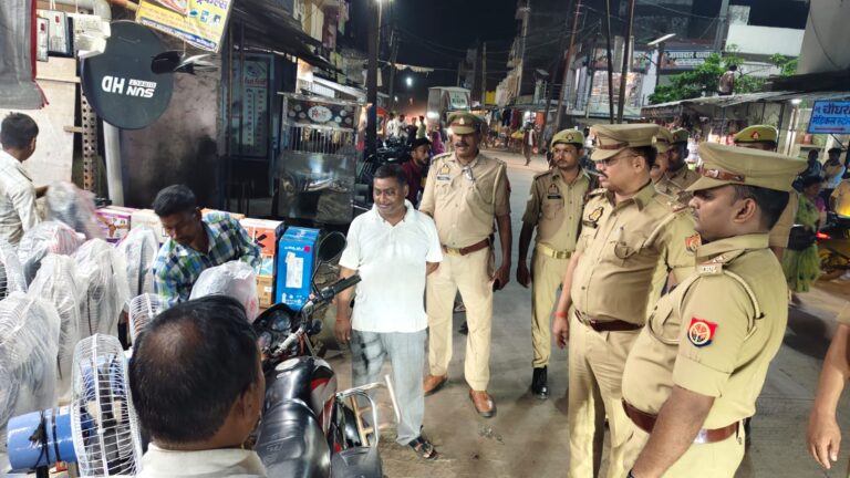 श्रावस्ती पुलिस का अतिक्रमण के खिलाफ अभियान, सड़क किनारे अवैध ठेले और वाहन हटाए गए